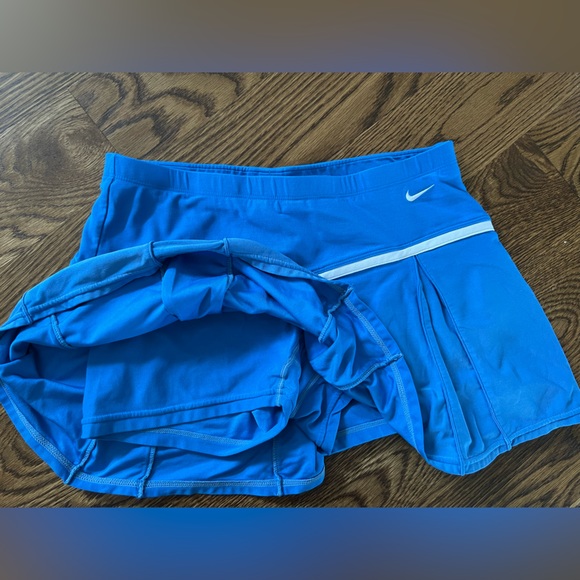 Blue and white pleated Nike tennis skirt with built-in shorts - Picture 3 of 4